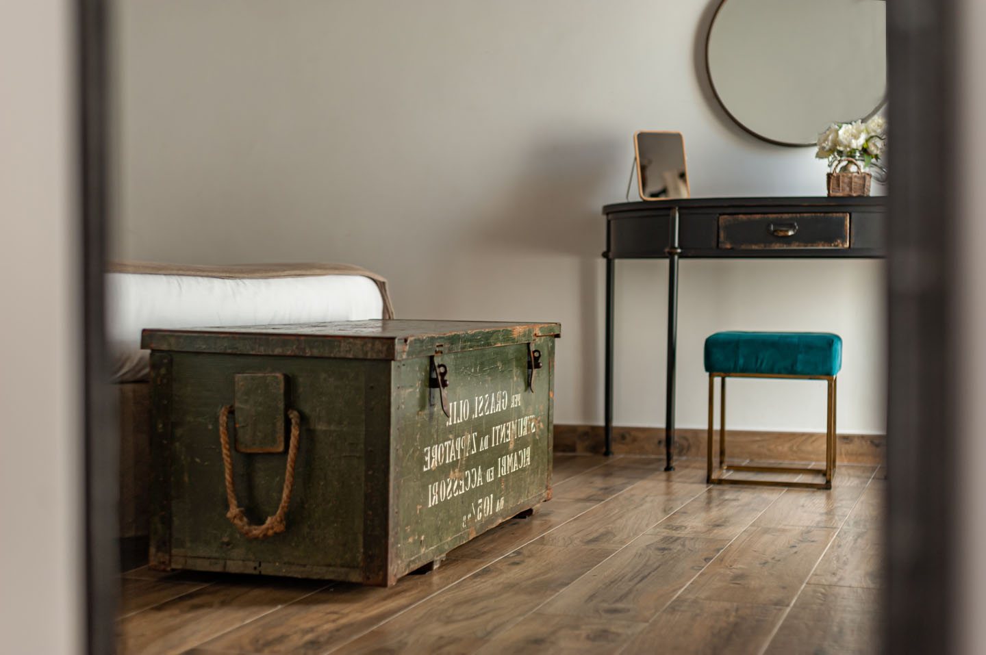 Bed & box gallery image